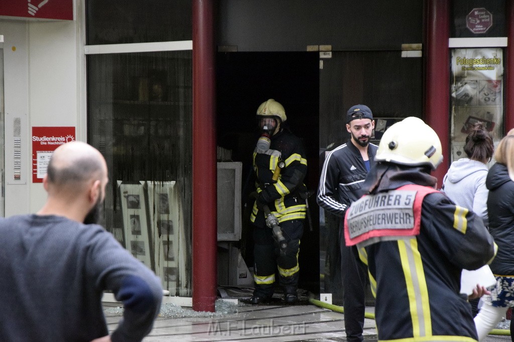 Feuer 2 Koeln Nippes Neusserstr P251.JPG - Miklos Laubert